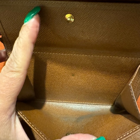 LV monogram medium sized wallet - Picture 4 of 11